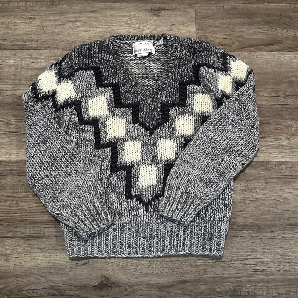 Patsys Place Hand Knit Geometric V-Neck Sweater Gray White Chunky Acrylic Medium